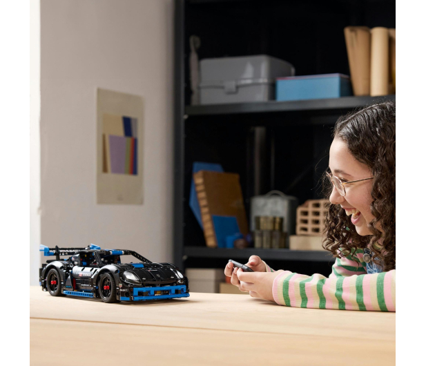 LEGO Technic 42176 Samochód wyścigowy Porsche GT4 e-Performance - 1266102 - zdjęcie 7